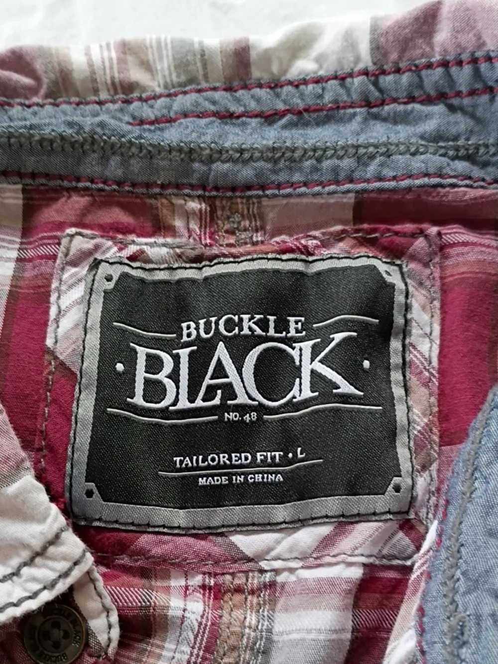 EUC Buckle Black Men's Burgundy/White Plaid Button-Down Shirt Tailored Fit Sz Lg